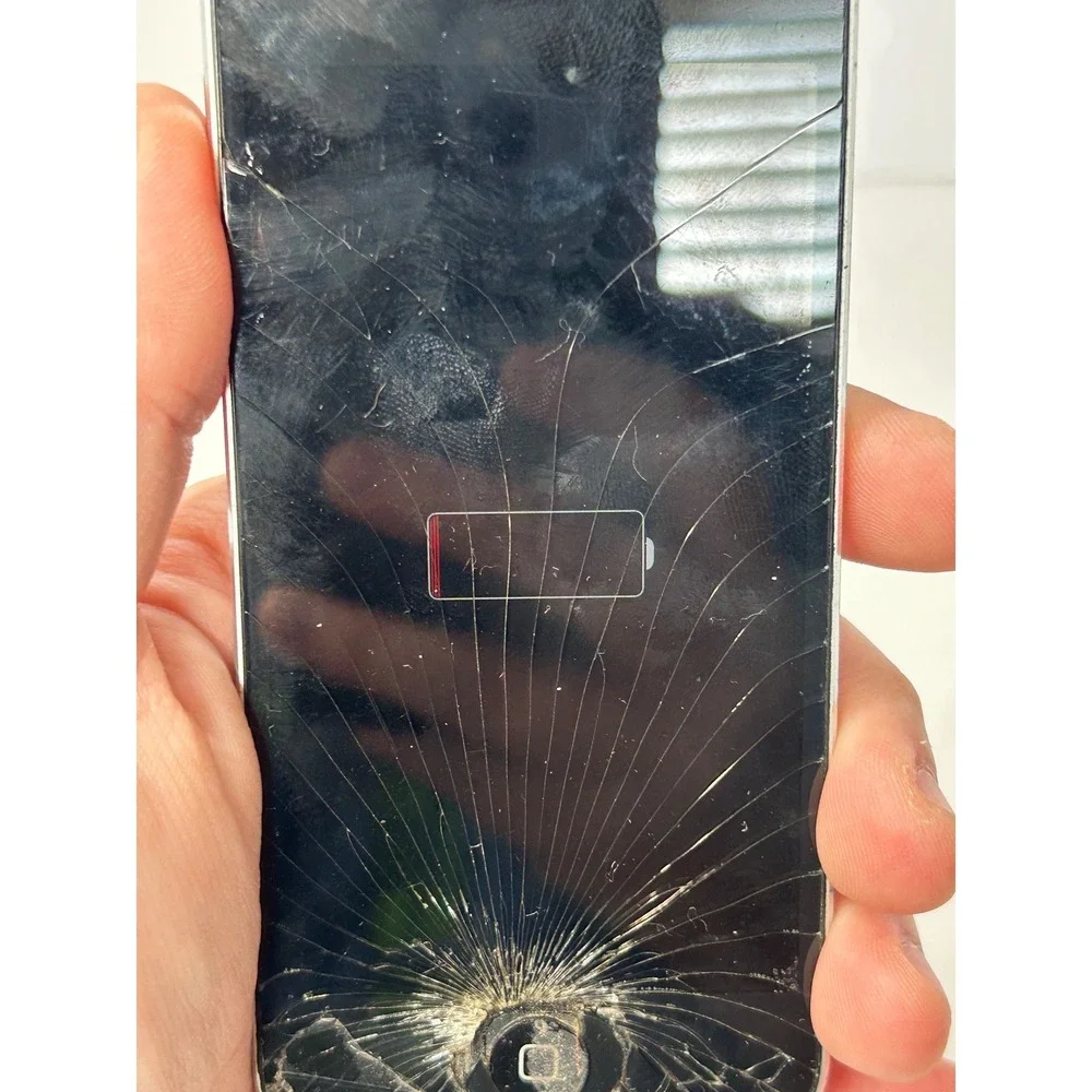 Apple iPod Touch 5th Generation 16GB Silver (A1509) Parts Only Cracked Turns On‎